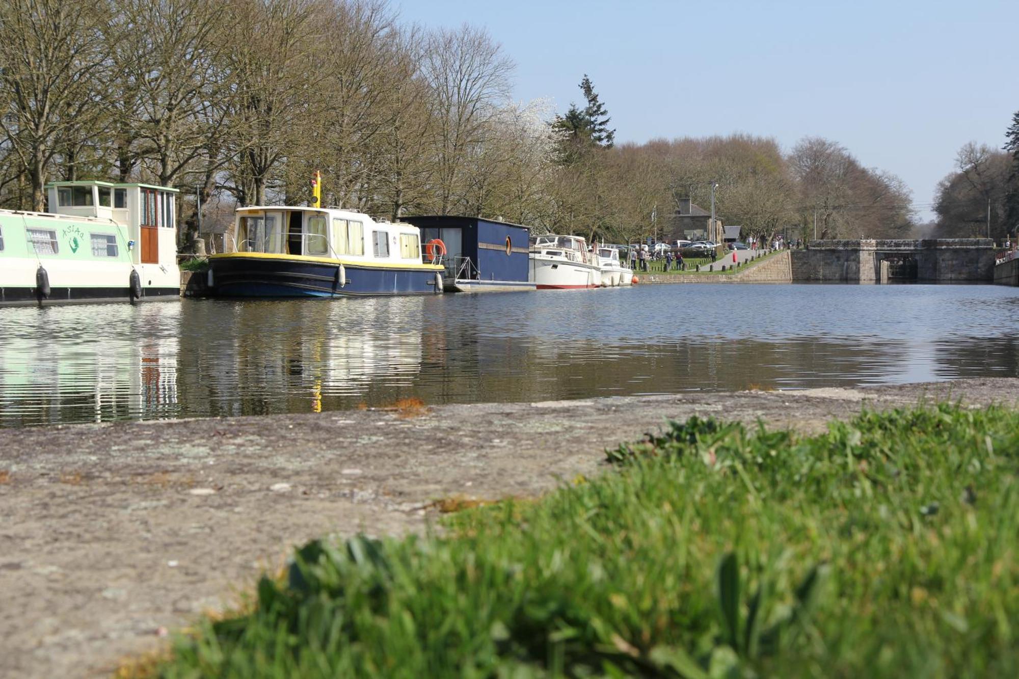 Hédé Ille Flottante, Maison Eclusiere Et Hebergements Insolites Sur Le Canal المظهر الخارجي الصورة